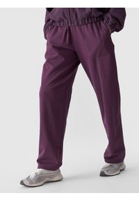 4f - Spodnie dresowe z szerokimi nogawkami damskie - fioletowe. Kolor: fioletowy. Materiał: dresówka