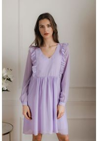 Lenitif - Swobodna szyfonowa sukienka z pionowymi falbanami fioletowa. Typ kołnierza: dekolt w serek. Kolor: fioletowy. Materiał: szyfon. Długość: midi #4