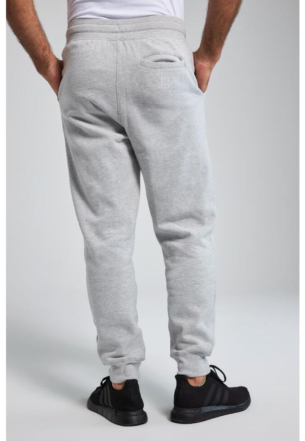 JAY-PI - Męskie Spodnie dresowe ściągane sznurkiem nowoczesny krój do roz. 8XL. Kolekcja: plus size. Kolor: szary. Materiał: materiał, poliester, bawełna. Długość: długie