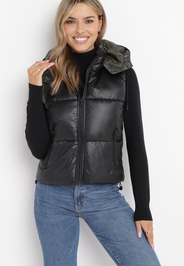 Born2be - Czarna Pikowana Kamizelka z Odpinanym Kapturem Winncea. Okazja: na co dzień. Kolor: czarny. Materiał: jeans. Styl: casual