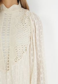 Born2be - Jasnobeżowa Ażurowa Sukienka Mini ze Stójką i Falbankami Ranones. Typ kołnierza: kołnierz z falbankami, kołnierzyk stójkowy. Kolor: beżowy. Materiał: tkanina. Wzór: ażurowy. Styl: retro. Długość: mini #2