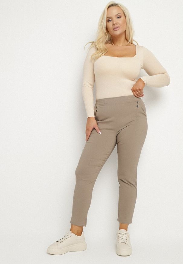Born2be - Ciemnobeżowe Spodnie z Wiskozą i Ozdobnymi Guzikami Tenzina. Okazja: na co dzień. Kolekcja: plus size. Kolor: beżowy. Materiał: wiskoza. Styl: sportowy, casual, elegancki