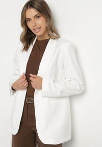 Born2be - Biała Marynarka Jednorzędowa z Usztywnioną Linią Ramion Avidvira. Okazja: na spotkanie biznesowe. Kolor: biały. Materiał: jeans. Styl: biznesowy
