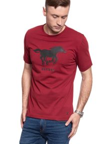 Mustang - T-SHIRT MĘSKI MUSTANG PRINT TEE 1009022 7194. Kolor: czerwony. Wzór: nadruk #6