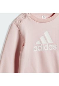 Adidas - Badge of Sport Jogger Set. Okazja: na co dzień. Kolor: wielokolorowy, różowy, biały. Materiał: polar, dresówka. Styl: sportowy