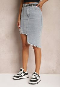 Renee - Jasnoniebieska Asymetryczna Bawełniana Spódnica Jeansowa High Waist z Łańcuchem i Paskiem Vimaliene. Stan: podwyższony. Kolor: niebieski. Materiał: bawełna, jeans. Sezon: lato #5