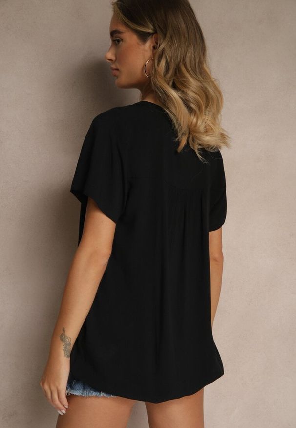 Renee - Czarna Bluzka z Wiskozy z Dekoltem w Serek Savelae. Okazja: na co dzień. Typ kołnierza: dekolt w serek. Kolor: czarny. Materiał: wiskoza. Styl: casual, klasyczny