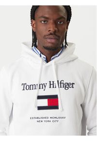 TOMMY HILFIGER - Tommy Hilfiger Bluza Embro Flag MW0MW42735 Biały Regular Fit. Kolor: biały. Materiał: bawełna #2