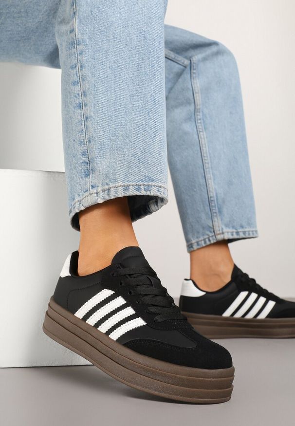 Renee - Czarno-Białe Sneakersy Kultowe Tenisówki na Grubej Podeszwie z Tłoczeniami Ellimia. Okazja: na co dzień. Kolor: czarny. Materiał: jeans