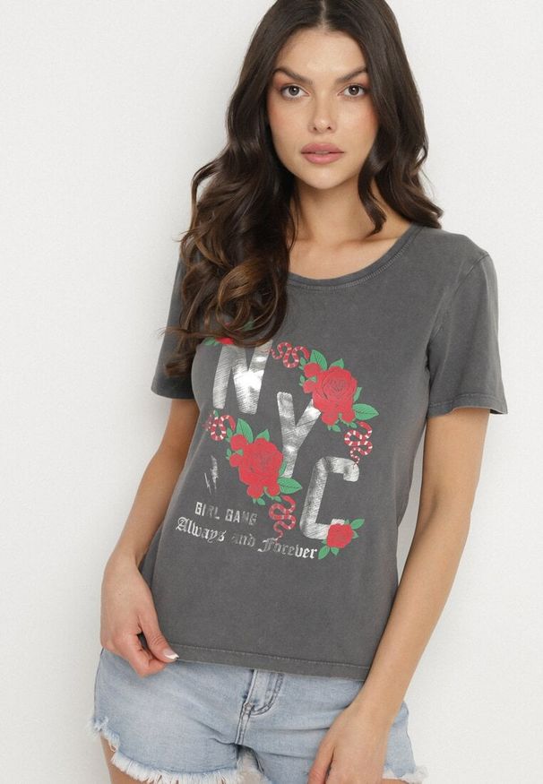 Born2be - Ciemnoszary T-shirt z Bawełny Ozdobiony Napisami i Kwiatami Savierele. Okazja: na co dzień. Kolor: szary. Materiał: bawełna. Wzór: aplikacja, napisy, kwiaty. Styl: klasyczny, casual