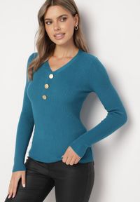 Born2be - Niebieski Sweter z Bawełną z Prążkowanego Materiału Ozdobiony Guzikami Zinfera. Okazja: na co dzień. Typ kołnierza: dekolt w serek. Kolor: niebieski. Materiał: prążkowany, bawełna, materiał. Wzór: aplikacja. Styl: klasyczny, casual #1