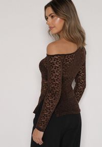 Born2be - Brązowa Koronkowa Bluzka z Długim Rękawem i Asymetrycznym Dekoltem Liwedara. Okazja: na co dzień. Kolor: brązowy. Materiał: koronka. Długość rękawa: długi rękaw. Długość: długie. Styl: klasyczny, casual, elegancki #7