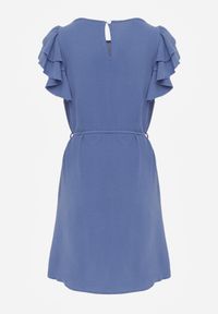 Renee - Granatowa Rozkloszowana Sukienka z Falbankami przy Rękawach Wiązana w Talii Paskiem Rissada. Okazja: na imprezę. Typ kołnierza: kołnierz z falbankami. Kolor: niebieski. Typ sukienki: rozkloszowane #4