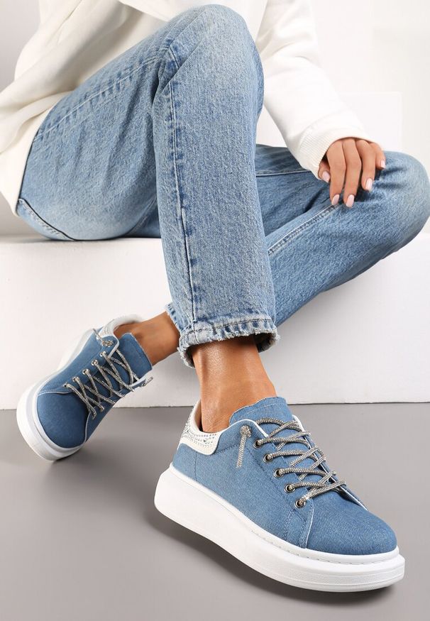 Renee - Niebieskie Sneakersy ze Wstawką z Brokatem i Cyrkoniami na Grubej Podeszwie Mimivia. Kolor: niebieski