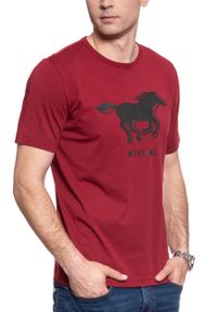 Mustang - T-SHIRT MĘSKI MUSTANG PRINT TEE 1009022 7194. Kolor: czerwony. Wzór: nadruk #5