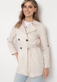 Born2be - Beżowy Płaszcz Dwurzędowy z Kieszeniami i Materiałowym Paskiem Piemona. Okazja: na co dzień, na spotkanie biznesowe. Kolor: beżowy. Materiał: materiał. Długość: do kolan. Styl: biznesowy, casual, elegancki #6