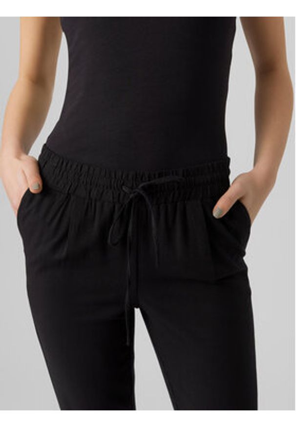 Vero Moda Spodnie materiałowe Jesmilo 10279691 Czarny Regular Fit. Kolor: czarny. Materiał: len, wiskoza