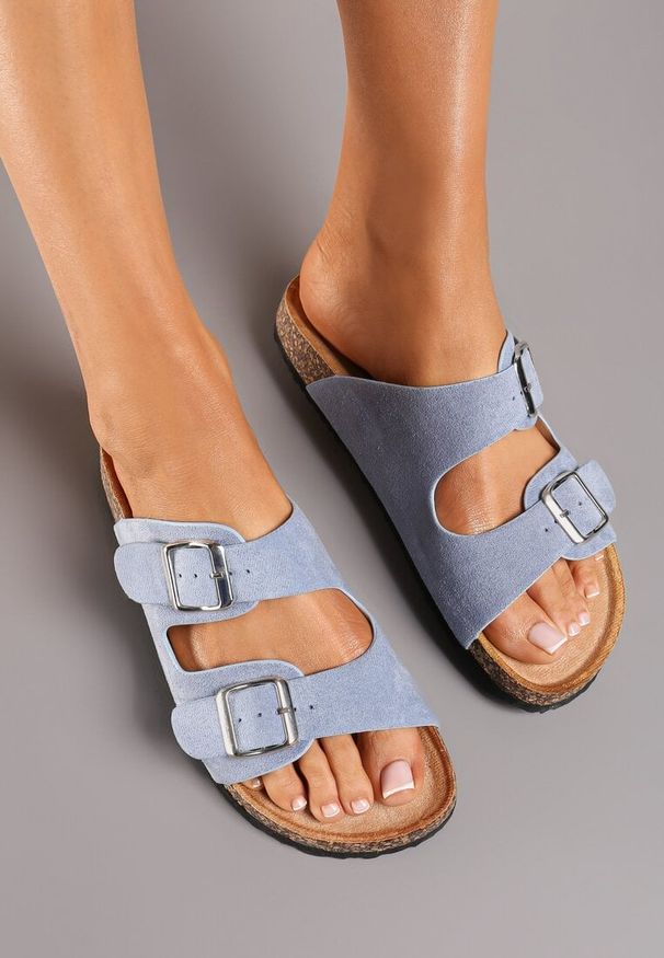 Renee - Niebieskie Klapki z Paskami z Regulacją i Ozdobną Sprzączką oraz Korkową Podeszwą Ozenia. Okazja: na co dzień. Kolor: niebieski. Materiał: jeans. Wzór: paski. Styl: casual