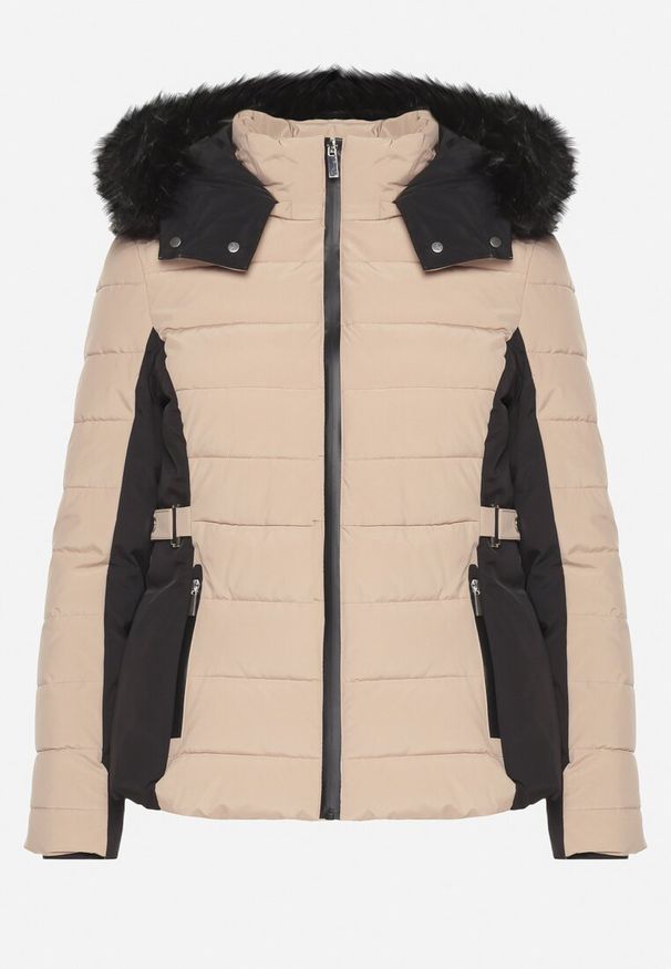 Born2be - Ciemnobeżowa Pikowana Kurtka o Taliowanym Kroju z Kapturem i Futerkiem Saginia. Okazja: na co dzień. Typ kołnierza: kaptur. Kolor: beżowy. Materiał: futro. Długość rękawa: długi rękaw. Długość: długie. Styl: casual, elegancki