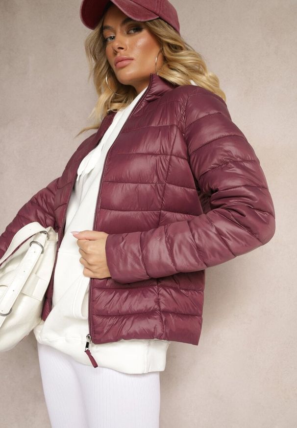 Renee - Bordowa Casualowa Kurtka Ozdobiona Pikowaniem Nelionea. Okazja: na co dzień. Kolor: czerwony. Materiał: jeans. Wzór: aplikacja. Styl: casual