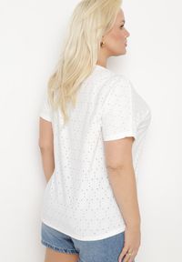 Born2be - Biały T-shirt Ażurowy z Ozdobnymi Cyrkoniami Cevola. Okazja: na co dzień. Kolor: biały. Wzór: ażurowy. Styl: casual #4