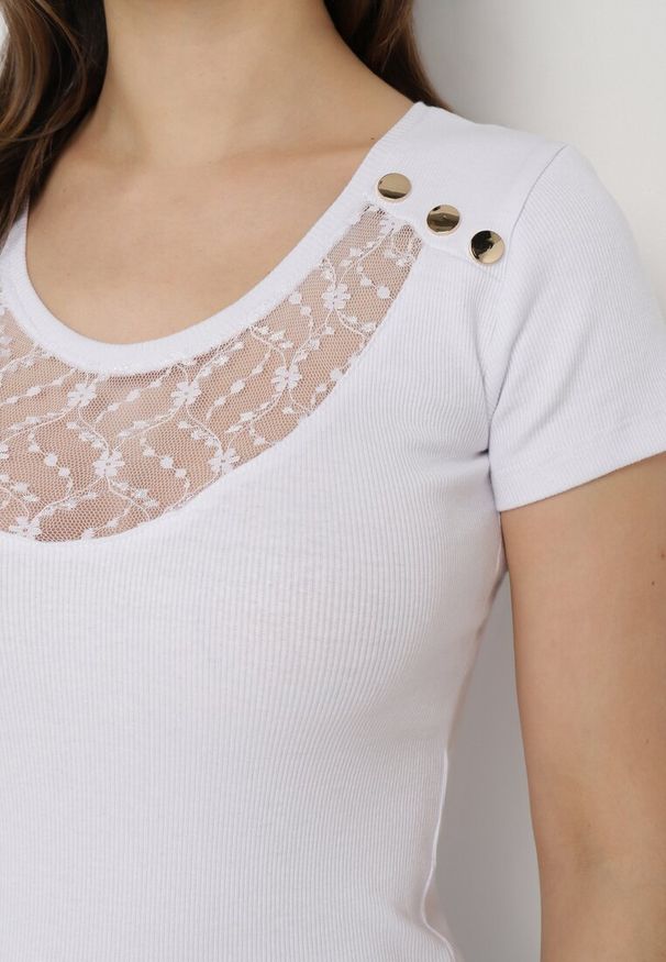 Born2be - Biała Bawełniana Bluzka z Koronką przy Dekolcie i Ozdobnymi Guzikami Xomilia. Kolor: biały. Materiał: koronka, bawełna. Wzór: koronka