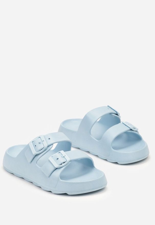 Born2be - Niebieskie Klapki z Pianki na Płaskiej Podeszwie Ozdobione Sprzączkami Beriss. Okazja: na plażę. Kolor: niebieski. Wzór: aplikacja. Sezon: lato. Obcas: na płaskiej podeszwie. Styl: sportowy