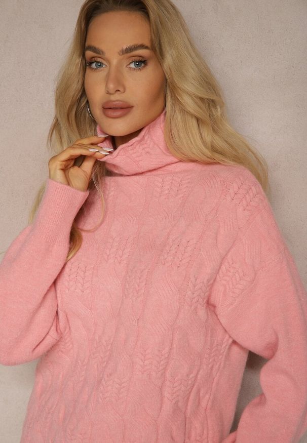 Renee - Ciemnoróżowy Casualowy Golf z Tłoczonym Wzorem Daivyn. Okazja: na co dzień. Typ kołnierza: golf. Kolor: różowy. Materiał: jeans. Wzór: aplikacja. Styl: casual