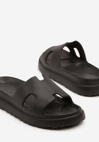 Born2be - Czarne Klapki z Ozdobnymi Wycięciami Kinrela. Okazja: na plażę, na spacer. Kolor: czarny. Sezon: lato. Styl: klasyczny, elegancki #4