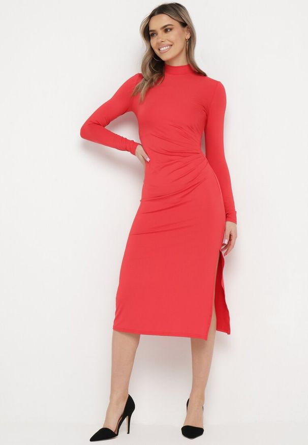 Born2be - Czerwona Taliowana Sukienka Midi z Półgolfem i Marszczeniem Abigiana. Okazja: na co dzień. Kolor: czerwony. Materiał: wiskoza. Typ sukienki: proste. Styl: casual, elegancki. Długość: midi