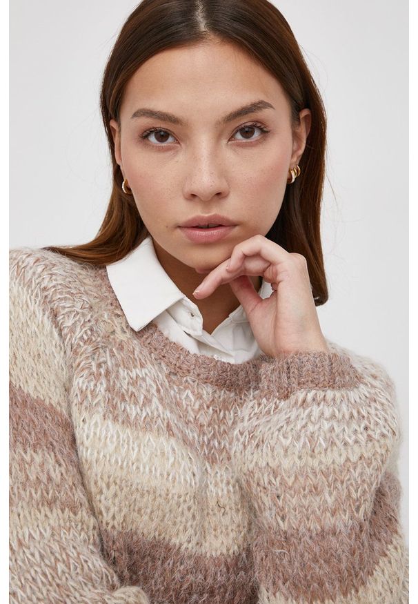 only - Only Sweter damski kolor beżowy. Kolor: beżowy. Długość rękawa: raglanowy rękaw. Wzór: ze splotem