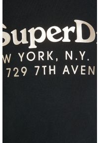 Superdry bluza damska kolor czarny z kapturem z nadrukiem. Typ kołnierza: kaptur. Kolor: czarny. Długość rękawa: długi rękaw. Długość: długie. Wzór: nadruk #3