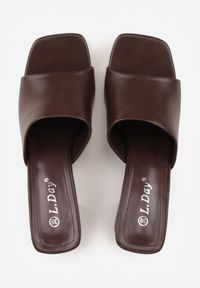 Born2be - Brązowe Minimalistyczne Klapki na Słupku z Odkrytym Kwadratowym Noskiem Monaera. Okazja: na co dzień, na ślub cywilny, na wesele. Kolor: brązowy. Wzór: gładki. Obcas: na słupku. Styl: casual, elegancki #3