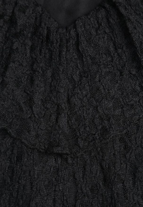 Renee - Czarna Wieczorowa Sukienka z Koronki Zdobiona Falbanami Lunetra. Typ kołnierza: dekolt w kształcie V. Kolor: czarny. Materiał: koronka. Wzór: aplikacja, koronka. Styl: wizytowy