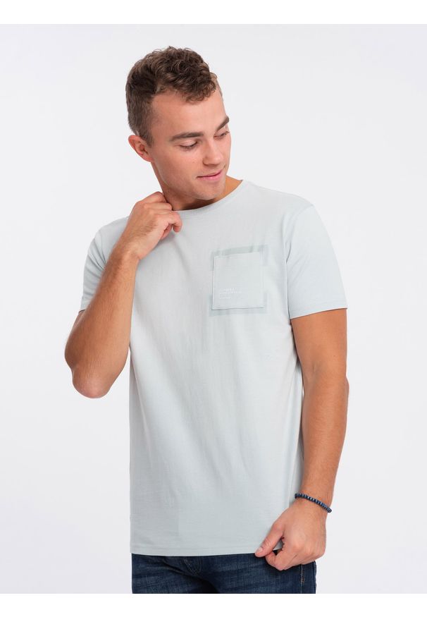 Ombre Clothing - T-shirt męski bawełniany z kieszonką - jasnoszary V10 OM-TSPT-0154 - XXL. Kolor: szary. Materiał: bawełna. Wzór: aplikacja, nadruk