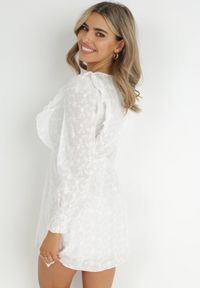 Born2be - Biała Haftowana Sukienka z Gumką w Pasie i Trójkątnym Dekoltem Rinolusia. Kolor: biały. Materiał: bawełna, tkanina. Wzór: haft #6