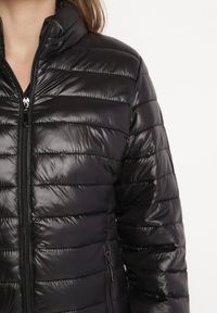 Born2be - Czarna Kurtka Pikowana na Sezon Przejściowy Verlisa. Okazja: na co dzień. Typ kołnierza: bez kaptura. Kolor: czarny. Styl: casual #7