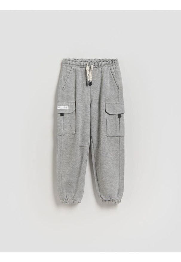 Reserved - Dresowe spodnie oversize - jasnoszary. Kolor: szary. Materiał: dresówka