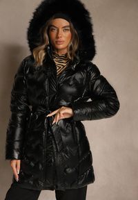Renee - Czarna Kurtka Pikowana z Odpinanym Futerkiem i Kapturem Ozdobiona Paskiem Olinesa. Kolor: czarny. Materiał: futro. Wzór: aplikacja. Styl: elegancki, klasyczny #2