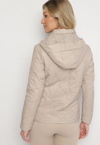 Born2be - Ciemnobeżowa Pikowana Kurtka Przejściowa z Odpinanym Kapturem Ninorwena. Okazja: na co dzień. Kolor: beżowy. Styl: casual, elegancki, klasyczny #4