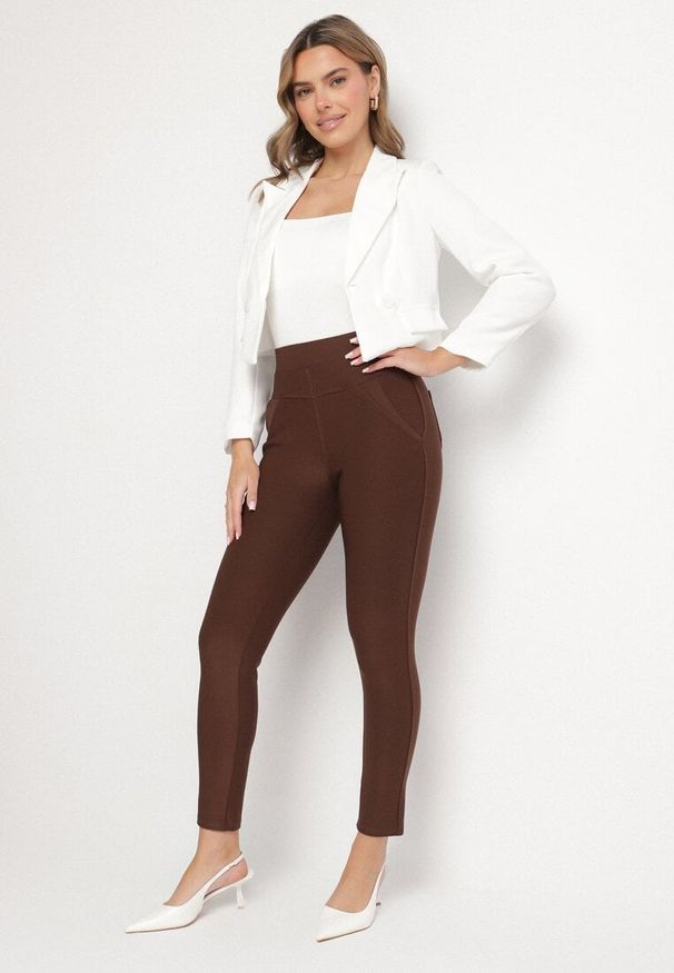 Born2be - Brązowe Spodnie o Dopasowanym Kroju z Gumką w Talii i Kieszeniami Rizenna. Okazja: na co dzień. Kolor: brązowy. Styl: elegancki, casual, klasyczny