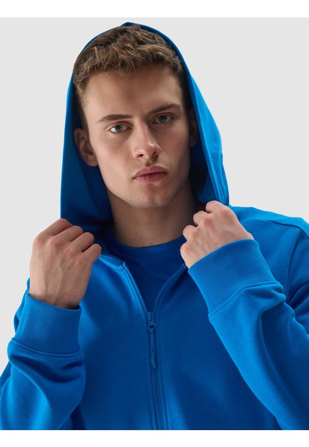 4f - 4F Bluza dresowa rozpinana z kapturem z bawełny organicznej męska - kobaltowa XXL. Okazja: na co dzień. Typ kołnierza: kaptur. Kolor: niebieski. Materiał: bawełna, dresówka. Wzór: gładki, nadruk, ze splotem. Styl: sportowy, casual