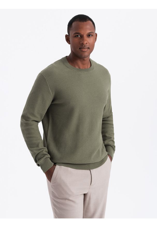 Ombre Clothing - Sweter męski RELAXED FIT z dzianiny o splocie diamentowym – oliwkowy V4 - Rozmiar: XXL. Okazja: na co dzień. Kolor: oliwkowy. Materiał: dzianina. Wzór: ze splotem. Styl: klasyczny, casual