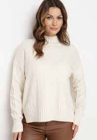 Born2be - Jasnobeżowy Sweter z Półgolfem z Ozdobnym Wzorem na Dzianinie Kirtana. Kolor: beżowy. Materiał: dzianina. Sezon: zima #4