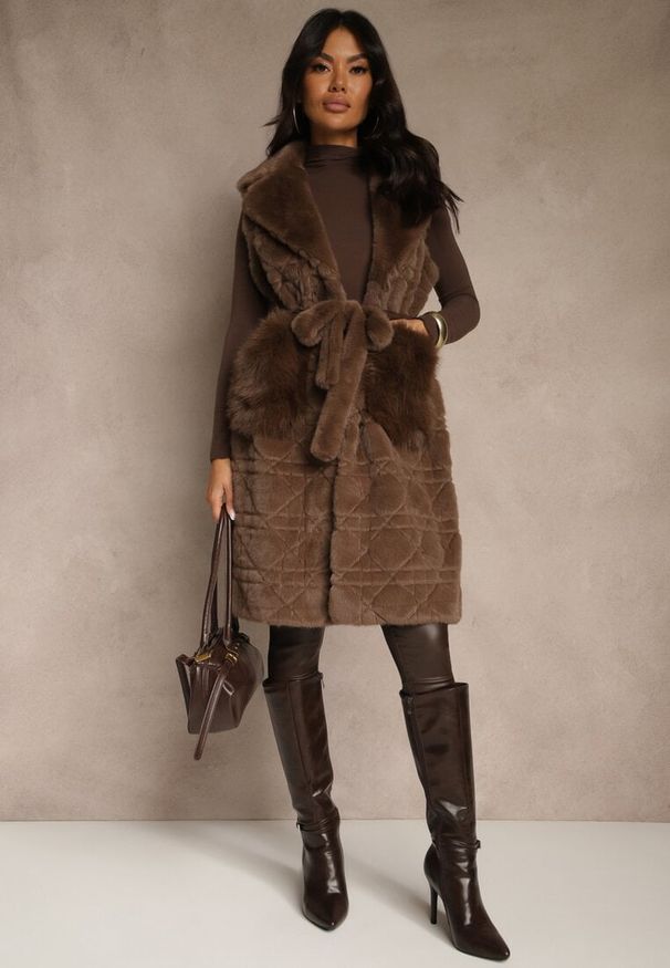 Renee - Brązowa Kamizelka Futerko z Wiązanym Paskiem Zdobiona Przeszyciami Ranitila. Okazja: na imprezę, na co dzień. Typ kołnierza: golf. Kolor: brązowy. Materiał: futro. Wzór: aplikacja. Styl: casual, elegancki