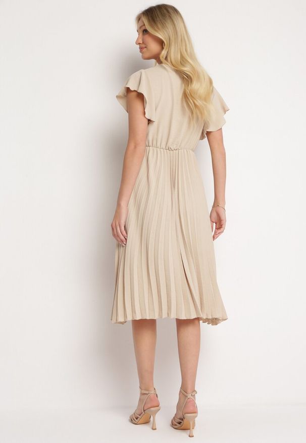 Born2be - Beżowa Sukienka Plisowana o Rozkloszowanym Fasonie i Trójkątnym Dekolcie Rissara. Okazja: na spotkanie biznesowe, na co dzień. Kolor: beżowy. Materiał: materiał, skóra. Długość rękawa: krótki rękaw. Typ sukienki: plisowane. Styl: elegancki, biznesowy, casual