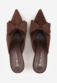 Renee - Brązowe Klapki Mule na Szpilce z Kokardką Kimoseis. Nosek buta: otwarty. Kolor: brązowy. Materiał: skóra, zamsz. Wzór: aplikacja. Sezon: lato. Obcas: na szpilce. Wysokość obcasa: średni #7