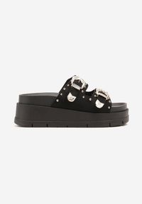 Born2be - Czarne Klapki na Grubej Podeszwie z Paskami z Klamrami Zdobione Nitami Kosamira. Kolor: czarny. Materiał: jeans. Wzór: aplikacja. Sezon: lato. Styl: elegancki