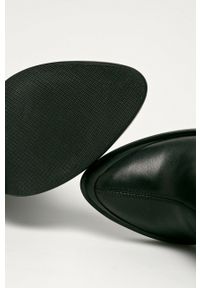Wojas - Sztyblety skórzane. Nosek buta: okrągły. Kolor: czarny. Materiał: skóra. Obcas: na obcasie. Wysokość obcasa: średni