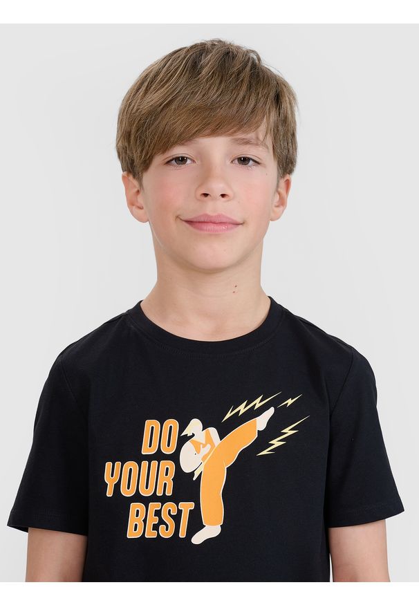 4f - 4F T-shirt regular z nadrukiem chłopięcy - czarny 140 (9-10 lat). Okazja: na co dzień. Kolor: czarny. Materiał: dzianina, bawełna, jersey. Długość rękawa: krótki rękaw. Długość: krótkie. Wzór: nadruk. Sezon: lato. Styl: klasyczny, sportowy, casual